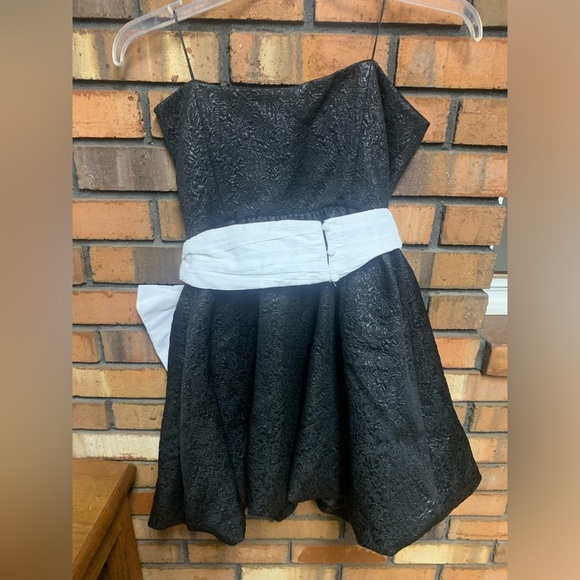 Zara Elegant Black Dress with White Bow - Picture 3 of 7
